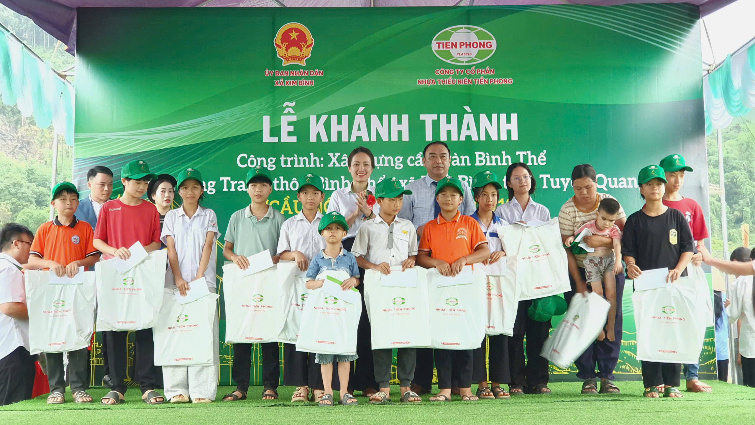 Nhựa Tiền Phong đ&atilde; trao tặng 120 suất qu&agrave;
