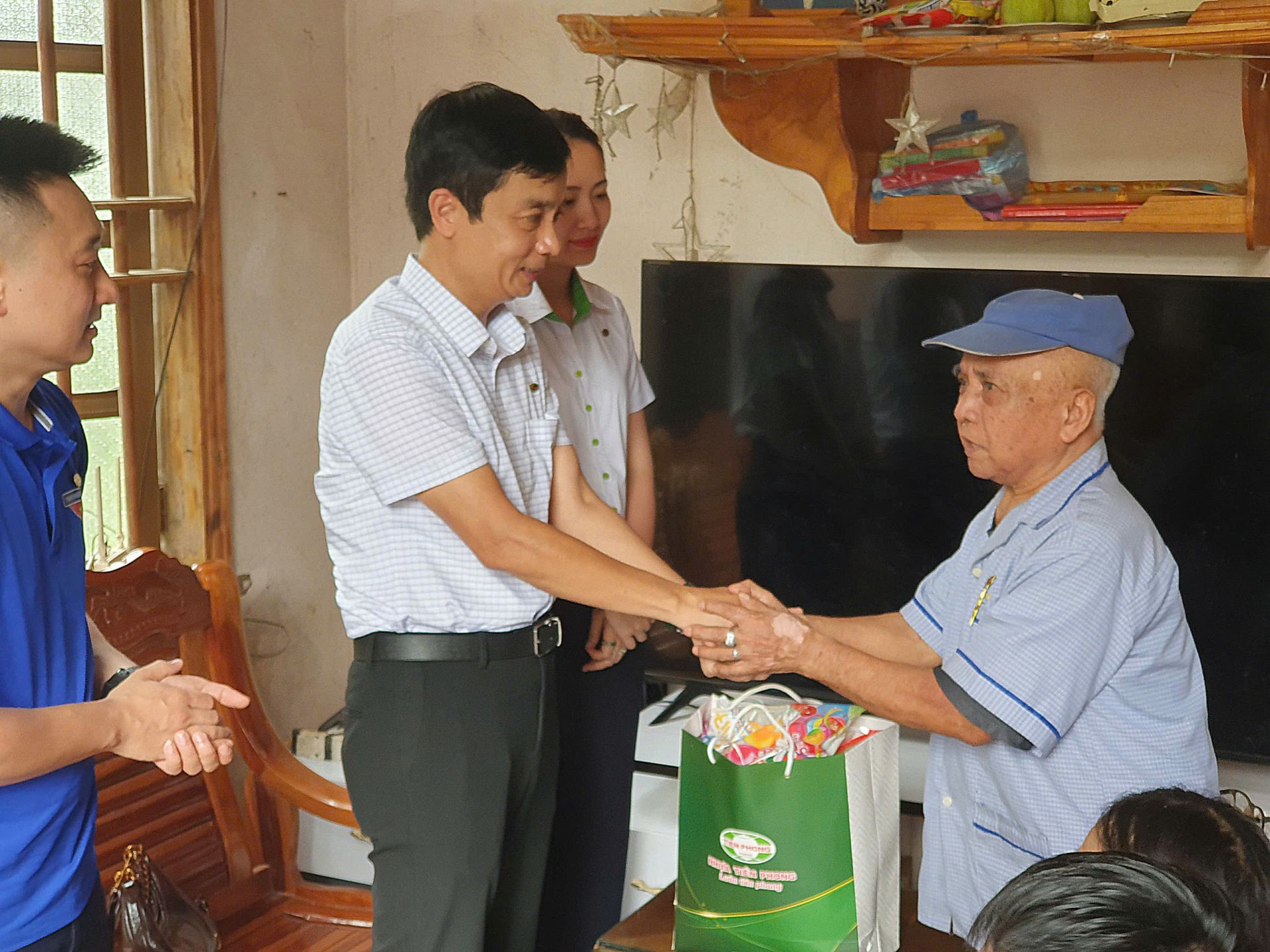 Nhựa Tiền Phong đ&atilde; trao tặng 120 suất qu&agrave;