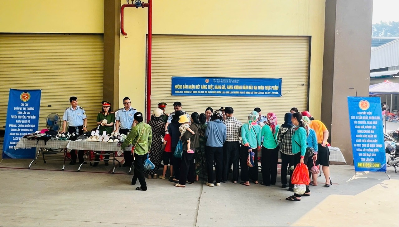 Đội Quản lý thị trường số 6 Lào Cai tuyên truyền nhận biết hàng thật - hàng giả tại chợ Bát Xát