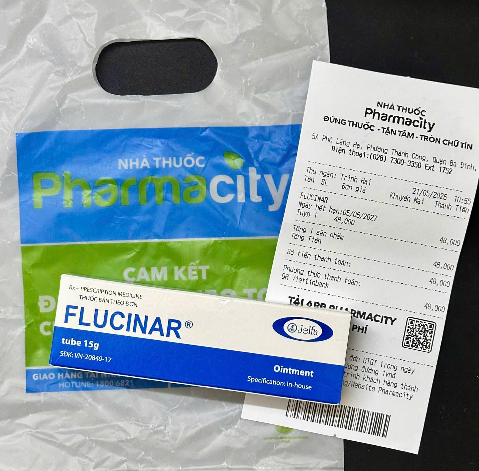 Vỏ thuốc Flucinar tube 15g có ghi rõ khuyến cáo “thuốc bán theo đơn” Vỏ thuốc Flucinar tube 15g có ghi rõ khuyến cáo “thuốc bán theo đơn”