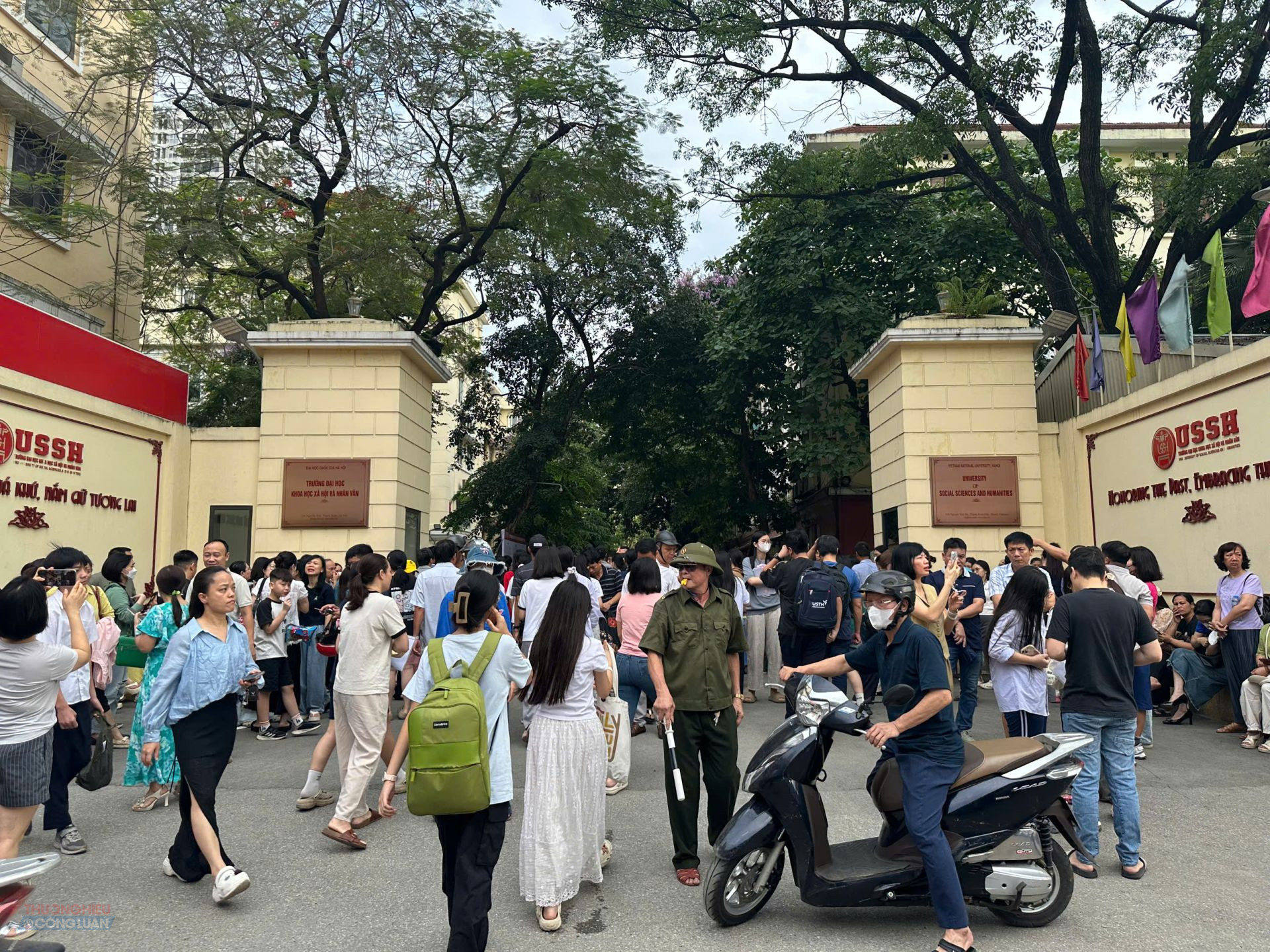 Các thí sinh và học sinh đã có mặt từ rất sớm tại điểm thi Các thí sinh và học sinh đã có mặt từ rất sớm tại điểm thi