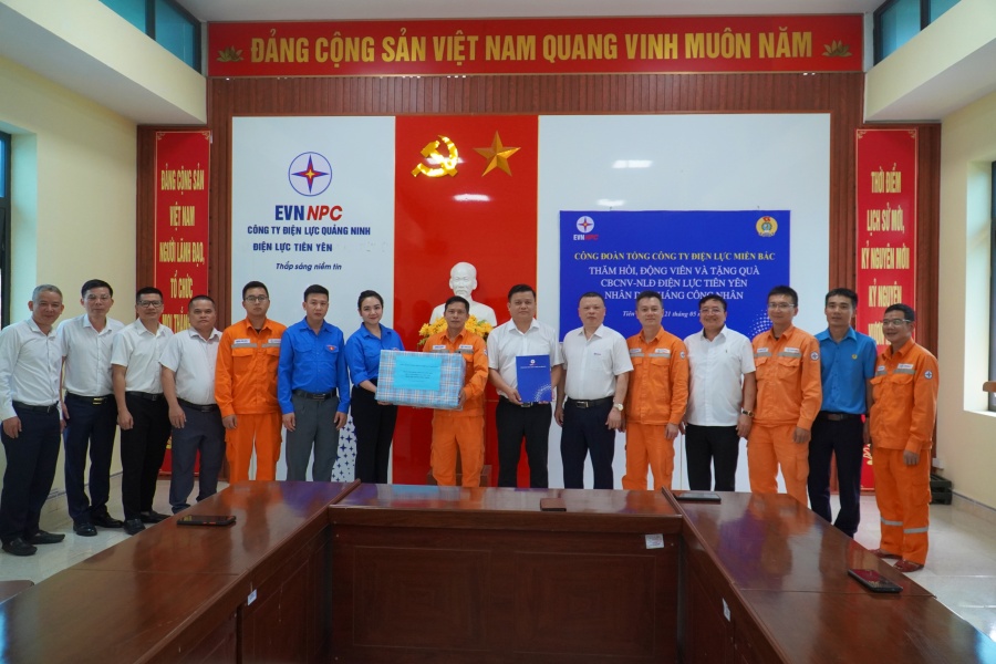 1,2. Đo&agrave;n c&ocirc;ng t&aacute;c của C&ocirc;ng đo&agrave;n EVNNPC do &ocirc;ng Trần Tuấn Khanh - Chủ tịch C&ocirc;ng đo&agrave;n l&agrave;m Trưởng đo&agrave;n đ&atilde; đến tặng qu&agrave; trực tiếp tại hiện trường cho nh&acirc;n vi&ecirc;n Điện lực Hạ Long
