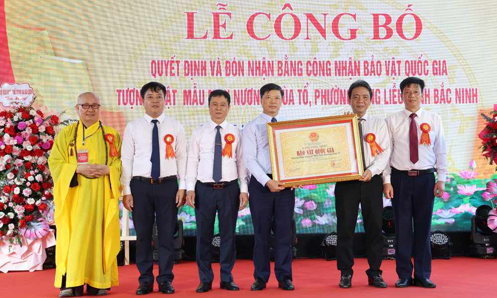 Thứ trưởng Ho&agrave;ng Đạo Cương trao Bằng c&ocirc;ng nhận Bảo vật quốc gia đối với Tượng Phật Mẫu Man Nương cho đại diện l&atilde;nh đạo tỉnh Bắc Ninh, phường Song Liễu v&agrave; ch&ugrave;a Tổ.
