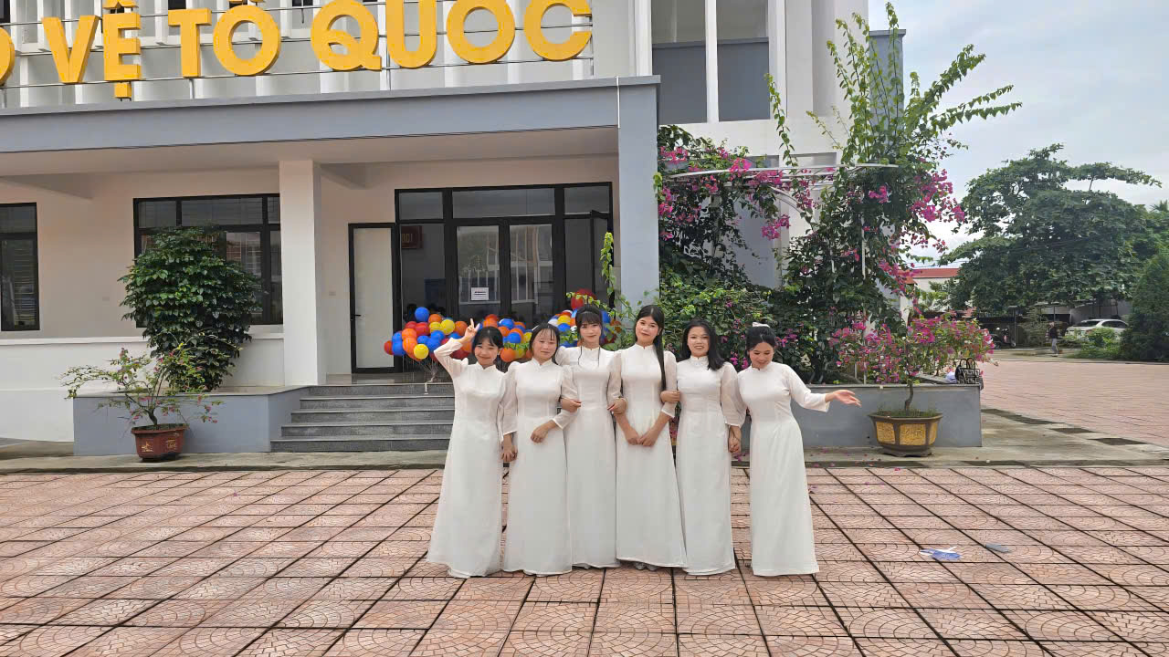 Nữ sinh Trường PTDTNT THPT Miền T&acirc;y duy&ecirc;n d&aacute;ng trong t&agrave; &aacute;o d&agrave;i trắng lưu giữ những khoảnh khắc đẹp của tuổi học tr&ograve; trước ng&agrave;y chia tay m&aacute;i trường.