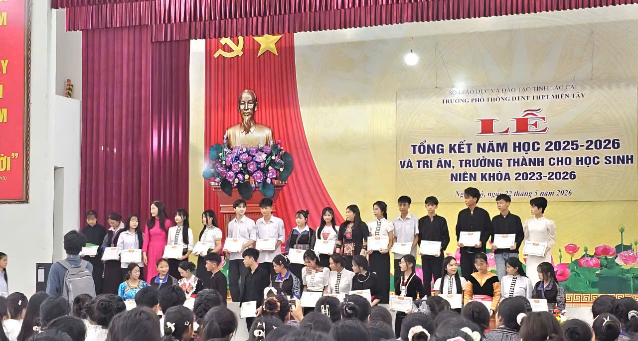 Nh&agrave; trường tuy&ecirc;n dương, khen thưởng c&aacute;c học sinh đạt th&agrave;nh t&iacute;ch ti&ecirc;u biểu trong năm học 2025 - 2026.