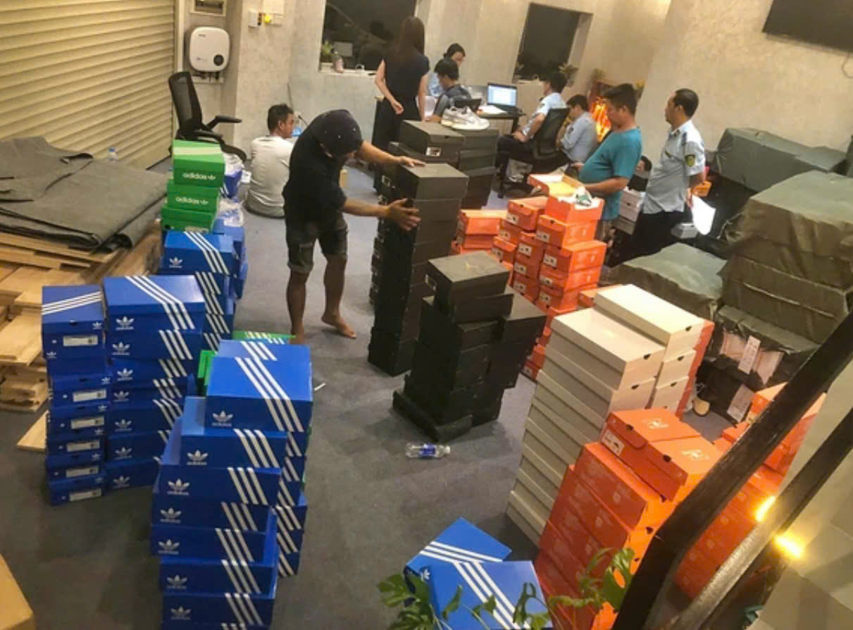TP. Hồ Chí Minh: Khởi tố vụ án xâm phạm sở hữu công nghiệp, thu giữ lượng lớn hàng giả nhãn hiệu