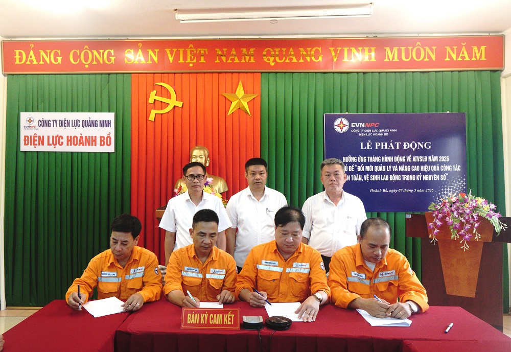 Nh&acirc;n vi&ecirc;n Điện lực Ho&agrave;nh Bồ k&yacute; cam kết thực hiện ATVLĐ
