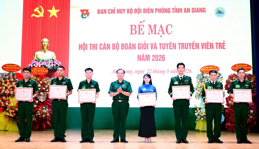 Đại t&aacute; L&ecirc; Ho&agrave;ng Việt trao giải thưởng cho c&aacute;c tập thể
