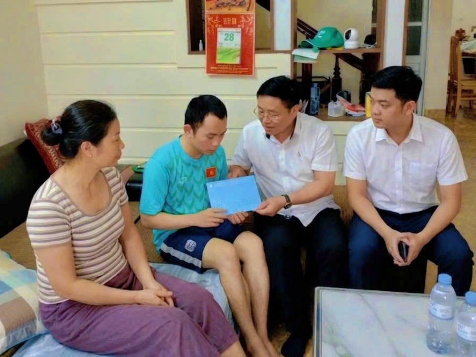 &Ocirc;ng Vũ Hữu Chương &ndash; Chủ tịch C&ocirc;ng đo&agrave;n C&ocirc;ng ty thăm hỏi, động vi&ecirc;n v&agrave; tặng qu&agrave; gia đ&igrave;nh nh&acirc;n vi&ecirc;n c&oacute; ho&agrave;n cảnh kh&oacute; khăn
