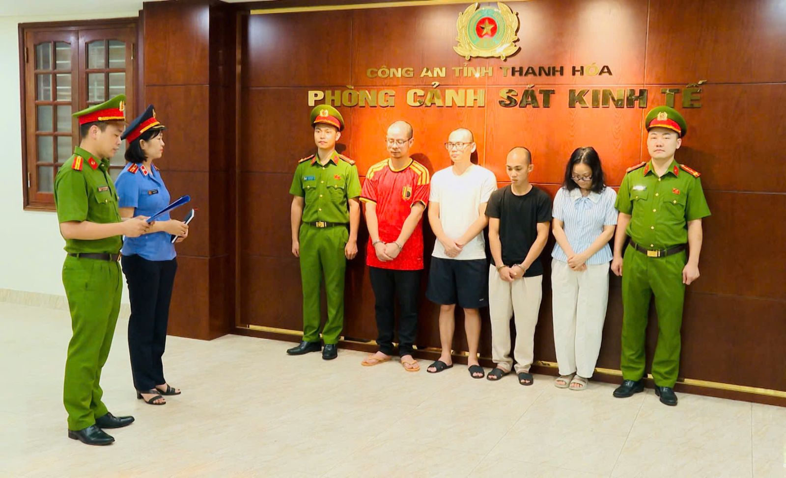 Lực lượng chức năng tống đạt c&aacute;c quyết định tố tụng đối với c&aacute;c bị can
