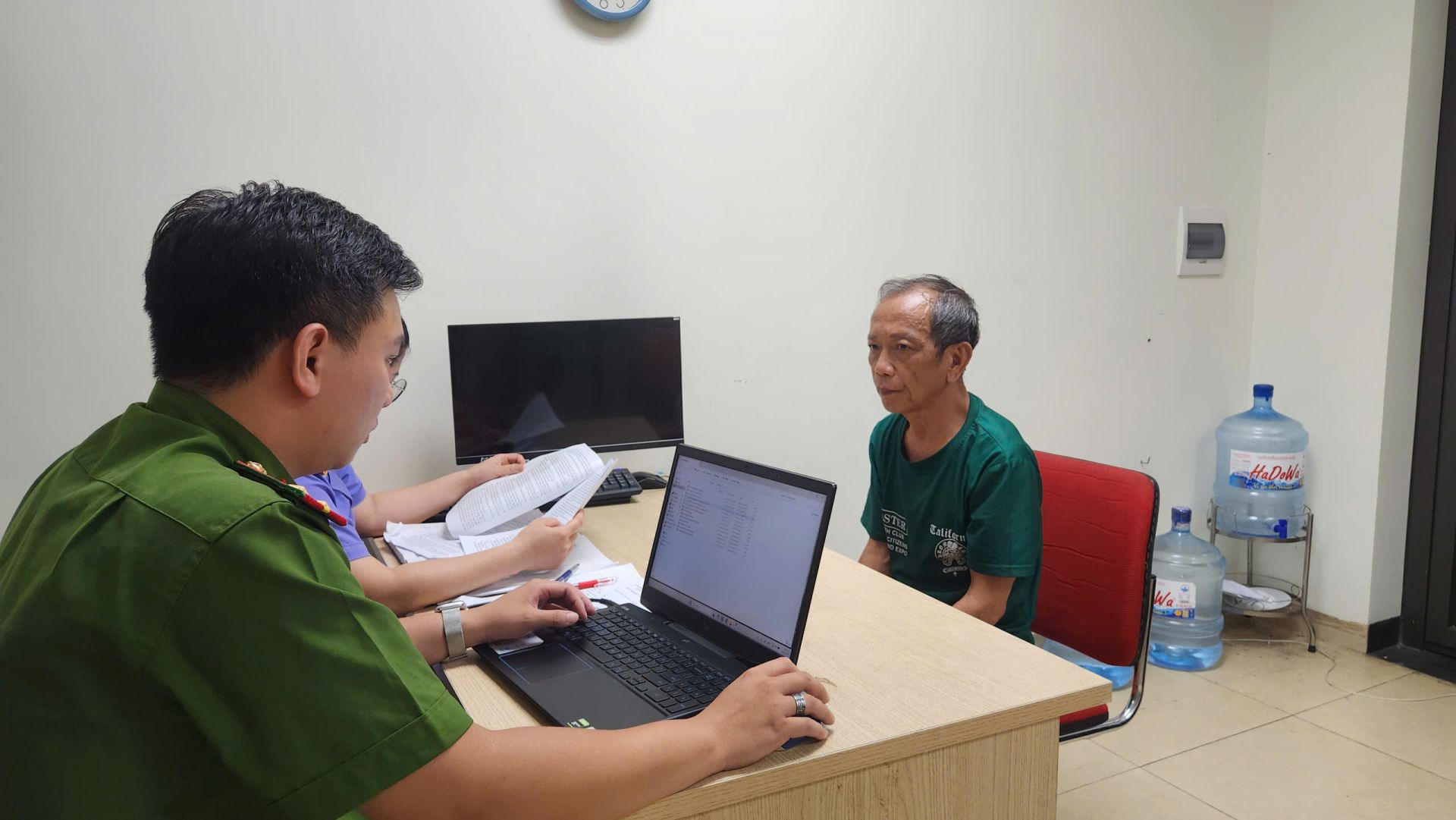 Hà Nội: Bắt giam "thần y" rởm lừa đảo gần 100 tỷ đồng bằng chiêu trò chữa bách bệnh bằng nước ion kiềm
