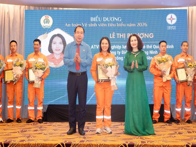 Thường trực C&ocirc;ng đo&agrave;n Điện lực Việt Nam biểu dương, khen thưởng An to&agrave;n vệ sinh vi&ecirc;n giỏi ti&ecirc;u biểu L&ecirc; Thị Phượng - nh&acirc;n vi&ecirc;n C&ocirc;ng ty Điện lực Quảng Ninh