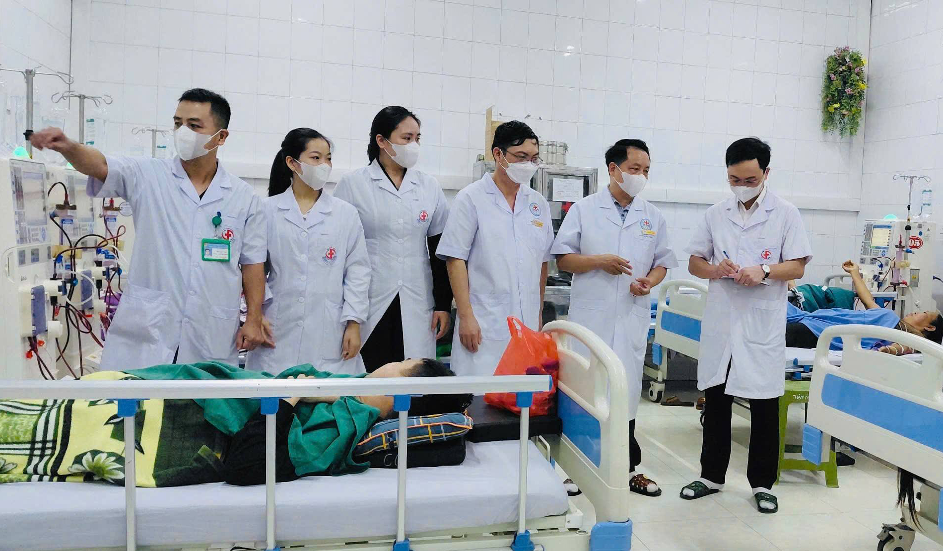 Tỷ lệ người d&acirc;n tham gia bảo hiểm y tế so với d&acirc;n số 100%; đạt 15,5 b&aacute;c sĩ/10.000 d&acirc;n, trong đ&oacute; đến năm 2027 c&oacute; tối thiểu 4 - 5 b&aacute;c sĩ/trạm y tế; c&oacute; 45 giường bệnh tr&ecirc;n 10.000 d&acirc;n.