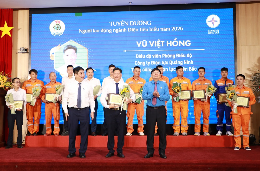 Anh Vũ Việt Hồng - Điều độ vi&ecirc;n được C&ocirc;ng đo&agrave;n Điện lực Việt Nam trao tặng giải thưởng &ldquo;Người lao động ti&ecirc;u biểu năm 2026&rdquo;