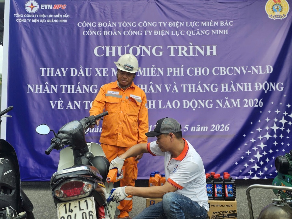 C&ocirc;ng đo&agrave;n CT ĐL Quảng Ninh tổ chức thay dầu xe m&aacute;y cho đo&agrave;n vi&ecirc;n, người lao động