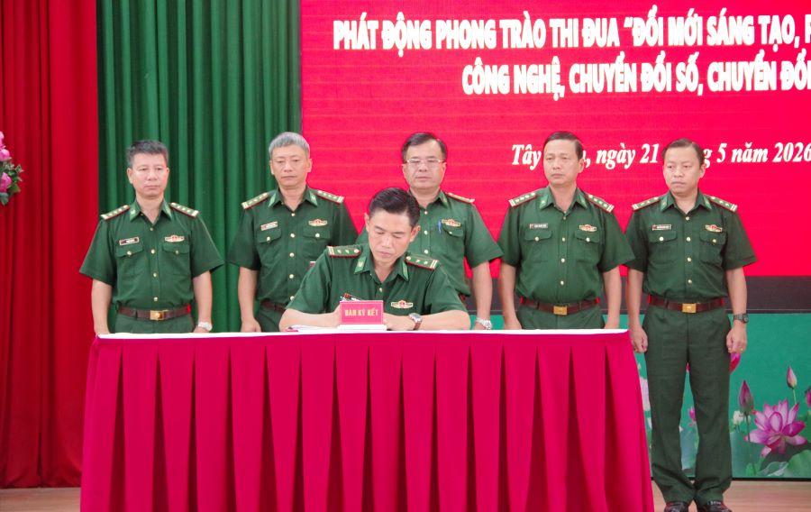 Đại t&aacute; Phạm Văn Cờ, Ph&oacute; Chỉ huy trưởng, Tham mưu trưởng Ban Chỉ huy Bộ đội Bi&ecirc;n ph&ograve;ng tỉnh (thứ 3, từ tr&aacute;i sang) chứng kiến đại diện c&aacute;c cơ quan k&yacute; kết giao ước thi đua