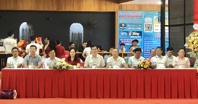 Ban tổ chức và đại biểu lãnh đạo, quan khách tại Lễ khai mạc Hội thao. Ảnh: Viết Hiền. Ban tổ chức và đại biểu lãnh đạo, quan khách tại Lễ khai mạc Hội thao. Ảnh: Viết Hiền.