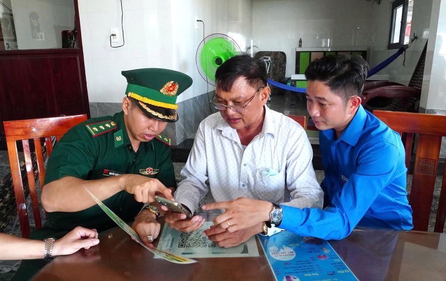 / Cán bộ Đồn Biên phòng Cửa khẩu Mỹ Quý Tây tuyên truyền, hướng dẫn người dân tiếp cận chuyển đổi số trong tham gia giữ gìn an ninh trật tự trên địa bàn / Cán bộ Đồn Biên phòng Cửa khẩu Mỹ Quý Tây tuyên truyền, hướng dẫn người dân tiếp cận chuyển đổi số trong tham gia giữ gìn an ninh trật tự trên địa bàn