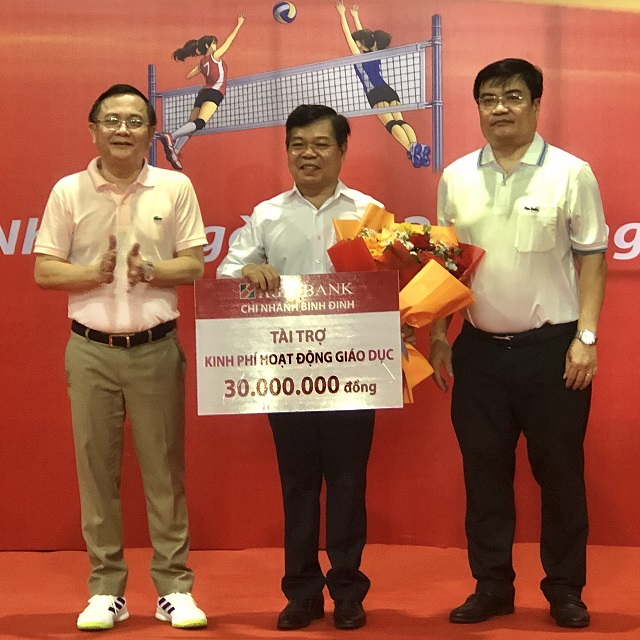 Ông Huỳnh Lê Minh, Hiệu trưởng Trường THPT Chuyên Lê Quý Đôn (đứng giữa) nhận bảng tượng trưng tiền hỗ trợ kinh phí hoạt động giáo dục từ lãnh đạo Agribank Chi nhánh Bình Định. Ảnh: VH Ông Huỳnh Lê Minh, Hiệu trưởng Trường THPT Chuyên Lê Quý Đôn (đứng giữa) nhận bảng tượng trưng tiền hỗ trợ kinh phí hoạt động giáo dục từ lãnh đạo Agribank Chi nhánh Bình Định. Ảnh: VH