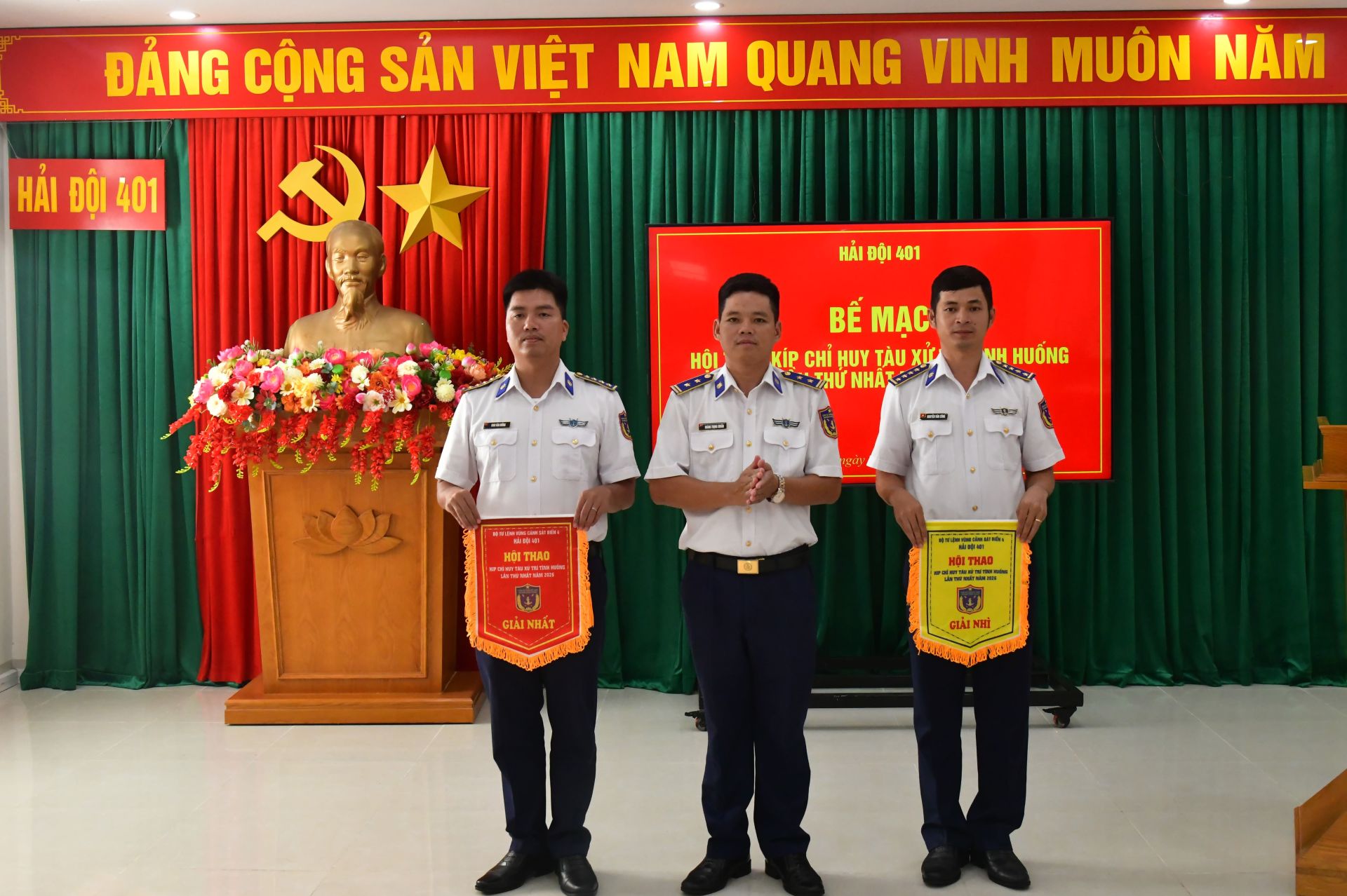 Trao giải cho c&aacute;c k&iacute;p chỉ huy t&agrave;u đạt th&agrave;nh t&iacute;ch xuất sắc trong Hội thao.