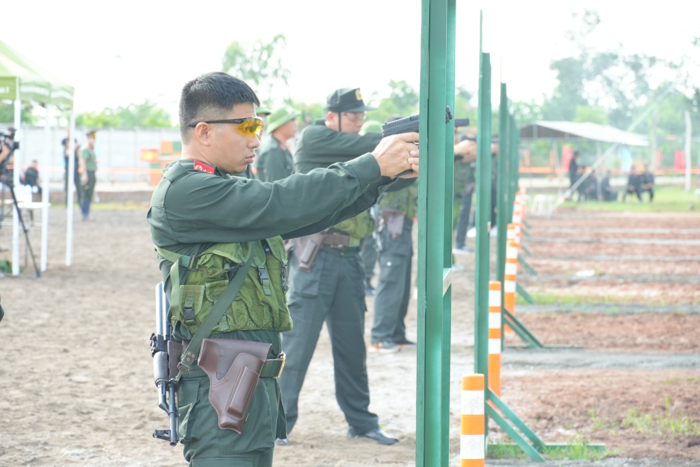 Vận động vi&ecirc;n nam thực hiện b&agrave;i bắn s&uacute;ng ngắn phối hợp bắn điểm xạ s&uacute;ng tiểu li&ecirc;n AK ban ng&agrave;y