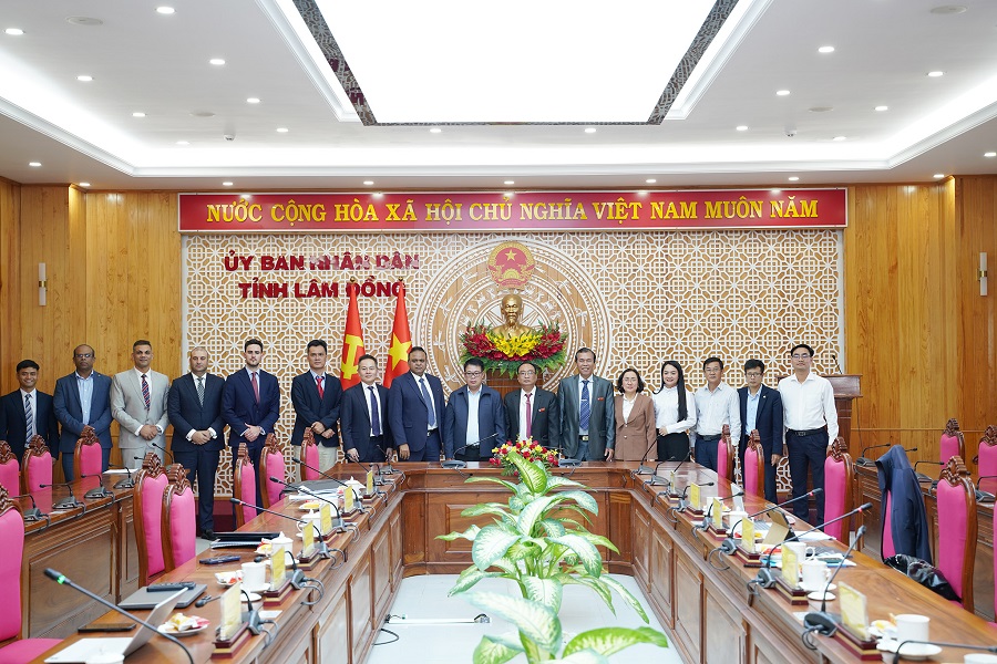 Đoàn công tác tham dự khảo sát, nghiên cứu cơ hội đầu tư và Phó Chủ tịch UBND tỉnh cùng đại diện các sở, ngành liên quan chụp hình lưu niệm Đoàn công tác tham dự khảo sát, nghiên cứu cơ hội đầu tư và Phó Chủ tịch UBND tỉnh cùng đại diện các sở, ngành liên quan chụp hình lưu niệm