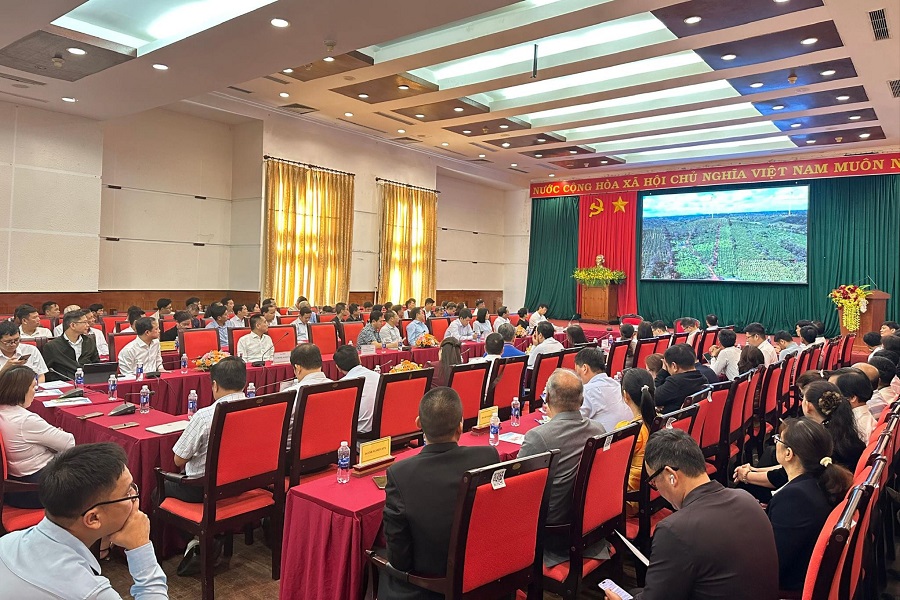 Đại biểu xem phóng sự: Nông nghiệp Lâm Đồng chuyển mình vươn xa Đại biểu xem phóng sự: Nông nghiệp Lâm Đồng chuyển mình vươn xa