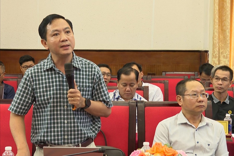 Đại diện doanh nghiệp phát biểu về thực trạng sản xuất nông nghiệp tại địa bàn tỉnh Lâm Đồng. Đại diện doanh nghiệp phát biểu về thực trạng sản xuất nông nghiệp tại địa bàn tỉnh Lâm Đồng.