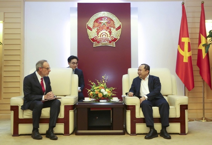 Bộ trưởng Bộ Khoa học v&agrave; C&ocirc;ng nghệ Vũ Hải Qu&acirc;n tiếp &ocirc;ng David Zapolsky.