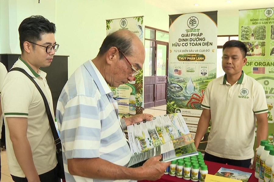Các đại biểu tham khảo vật tư nông nghiệp trưng bày tại hội nghị Các đại biểu tham khảo vật tư nông nghiệp trưng bày tại hội nghị