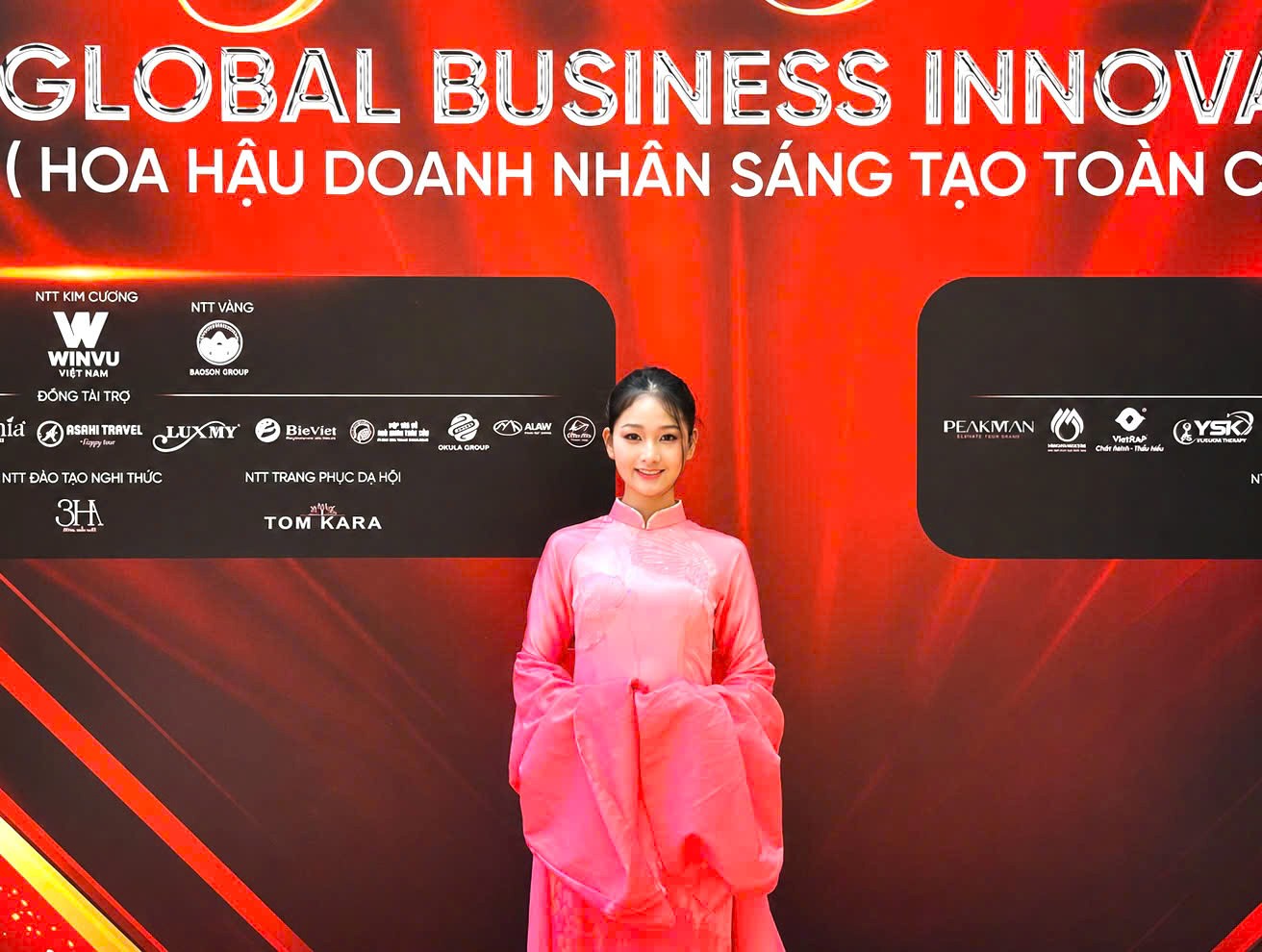 &Aacute;nh Nhi duy&ecirc;n d&aacute;ng trong t&agrave; &aacute;o d&agrave;i của NTK Hương Beful &ndash; Nh&agrave; t&agrave;i trợ trang phục ch&iacute;nh của Miss Global Business Innovation 2026