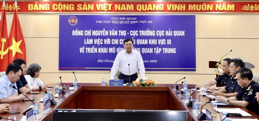 &Ocirc;ng Nguyễn Văn Thọ, Cục trưởng Cục Hải quan (Bộ T&agrave;i ch&iacute;nh) kiểm tra việc triển khai m&ocirc; h&igrave;nh th&ocirc;ng quan tập trung tại Chi cục Hải quan khu vực III. Ảnh: CHQ