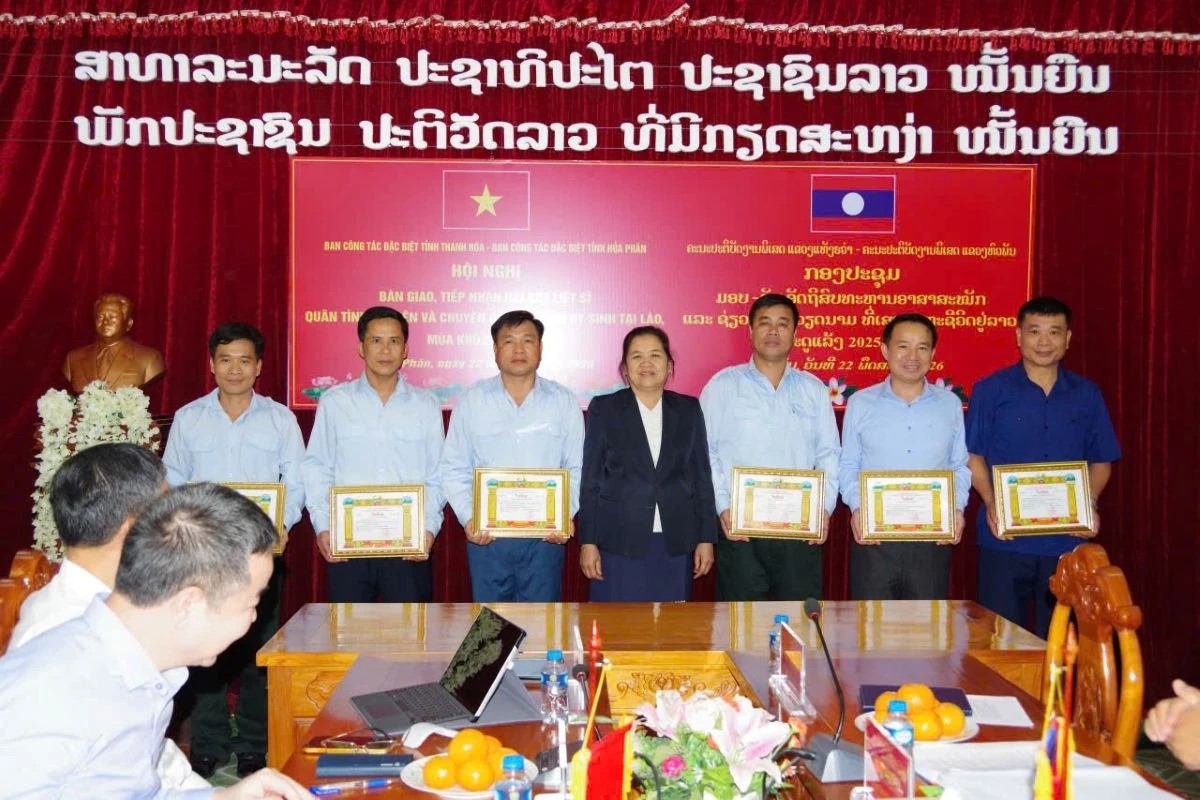 Ban C&ocirc;ng t&aacute;c đặc biệt tỉnh Hủa Phăn tặng Giấy khen cho c&aacute;c đồng ch&iacute; thuộc Đội quy tập Bộ CHQS tỉnh Thanh H&oacute;a đạt th&agrave;nh t&iacute;ch xuất sắc trong nhiệm vụ t&igrave;m kiếm quy tập h&agrave;i cốt liệt sĩ m&ugrave;a kh&ocirc; 2025-2026.
