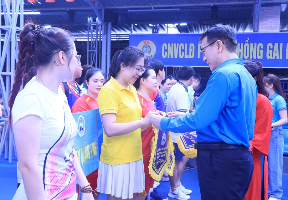 Đại biểu và Ban Tổ chức tặng cờ lưu niệm cho các đoàn Đại biểu và Ban Tổ chức tặng cờ lưu niệm cho các đoàn