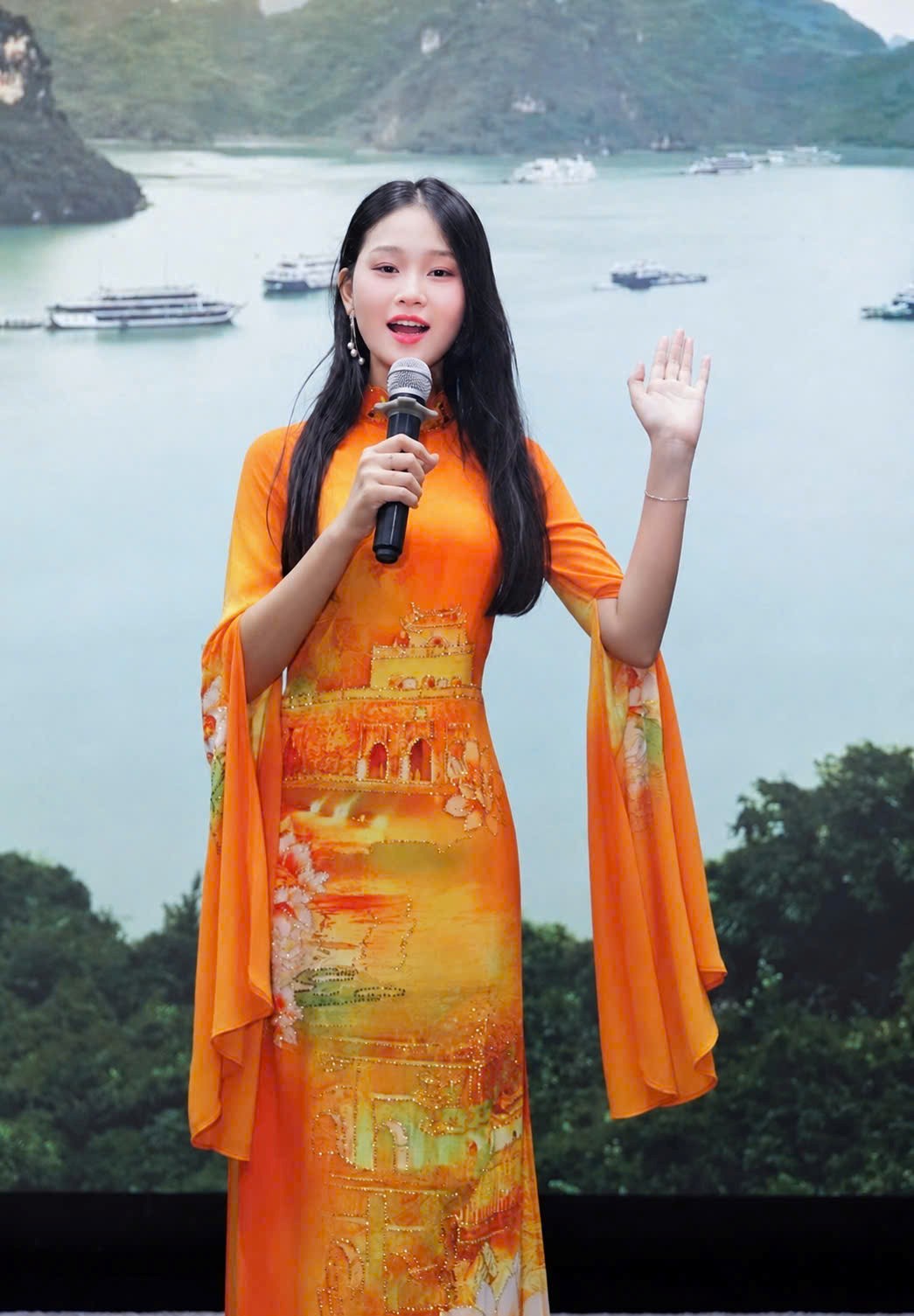 &Aacute;nh Nhi trong trang phục &aacute;o d&agrave;i h&aacute;t Khai mạc Thanks Party & Phần biểu diễn t&agrave;i năng