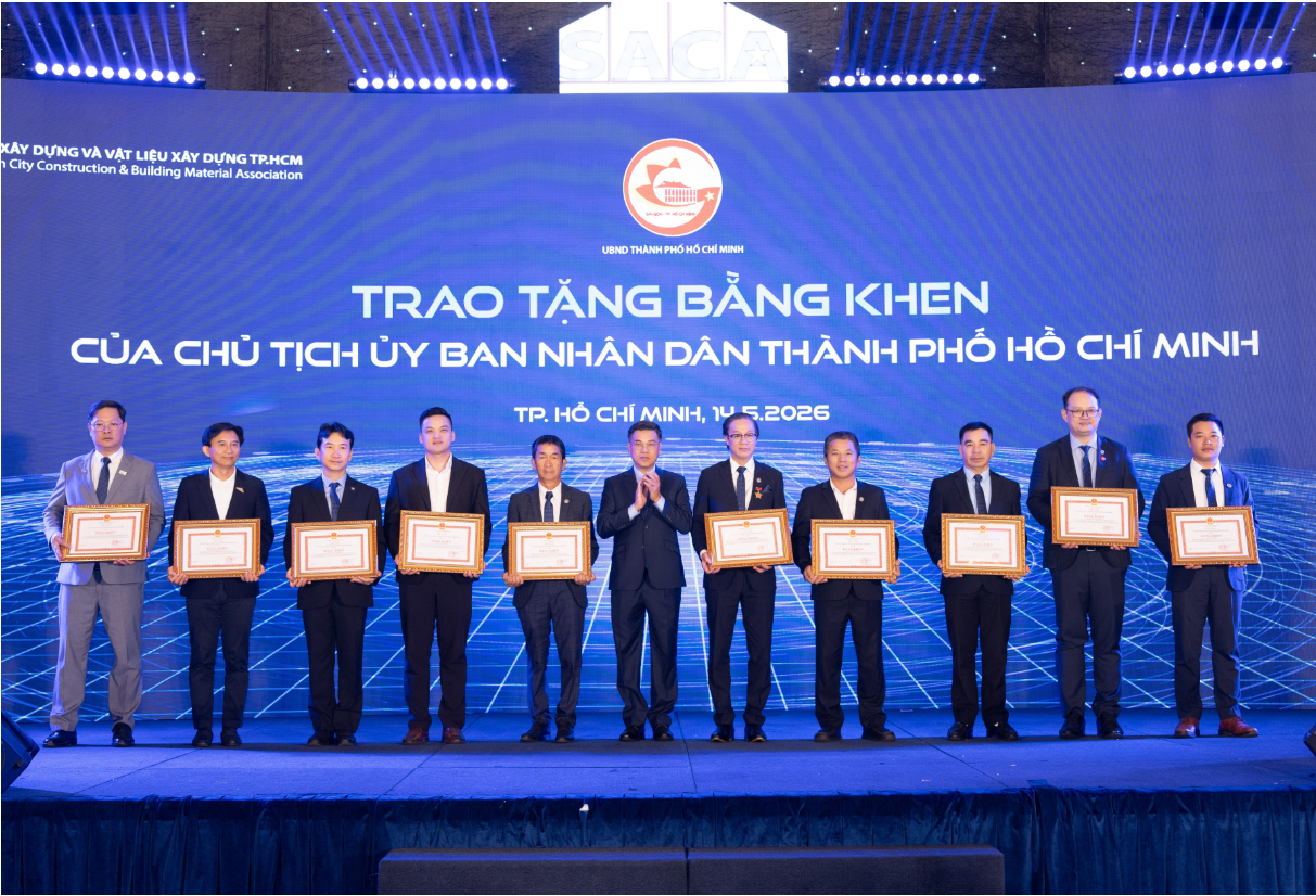 Ông Lê Viết Hiếu nhận bằng khen của UBND thành phố Hồ Chí Minh