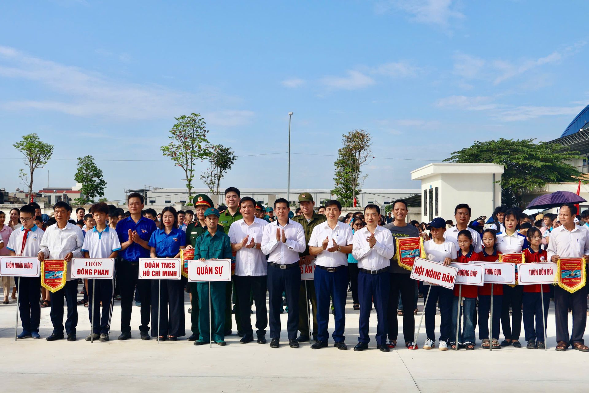 L&atilde;nh đạo Sở Văn h&oacute;a, Thể thao v&agrave; Du lịch v&agrave; UBND x&atilde; Nam S&aacute;ch trao cờ lưu niệm cho c&aacute;c đơn vị tham gia.