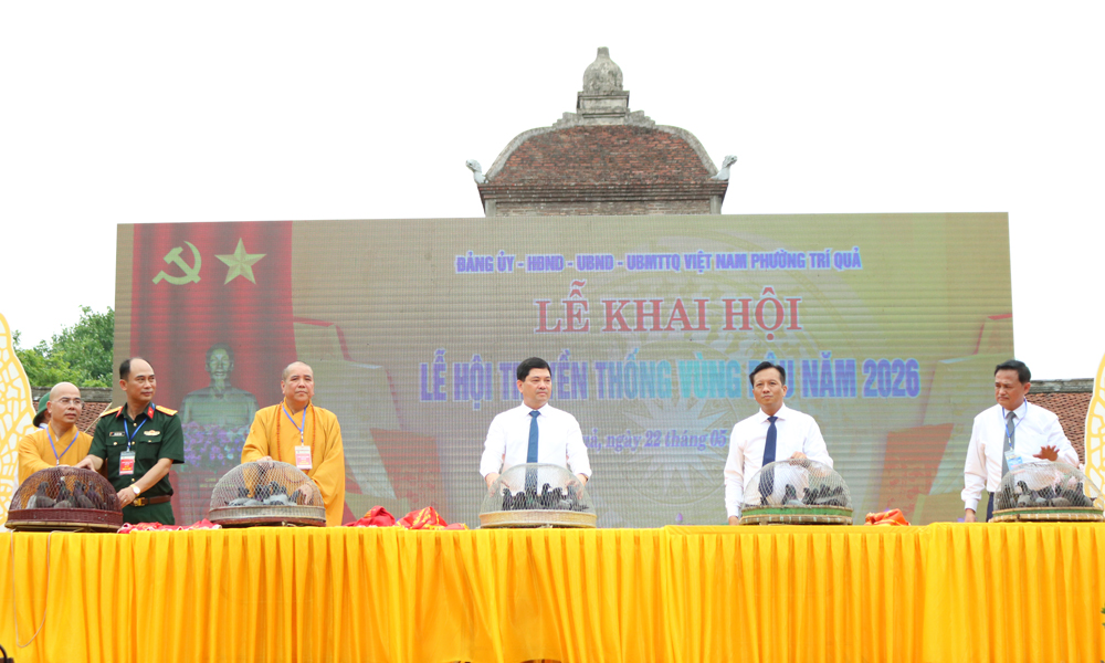 Bí thư Tỉnh ủy Nguyễn Hồng Thái và các đại biểu thực hiện nghi thức thả chim bồ câu bay. Bí thư Tỉnh ủy Nguyễn Hồng Thái và các đại biểu thực hiện nghi thức thả chim bồ câu bay.