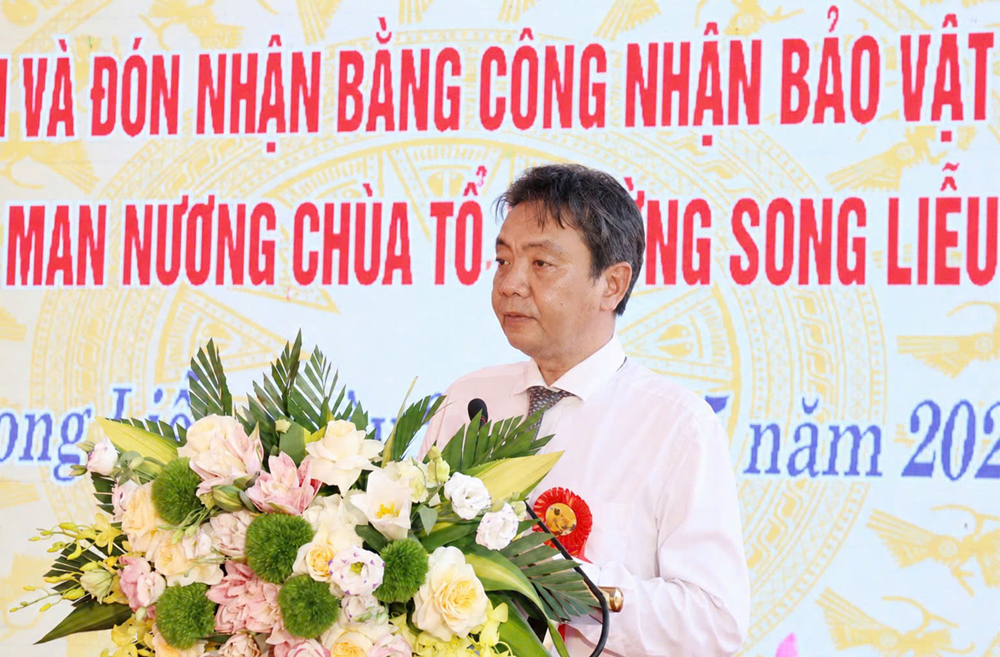 Thứ trưởng Bộ Văn h&oacute;a, Thể thao v&agrave; Du lịch Ho&agrave;ng Đạo Cương ph&aacute;t biểu ch&uacute;c mừng tỉnh Bắc Ninh, phường Song Liễu v&agrave; ch&ugrave;a Tổ đ&oacute;n nhận Bằng c&ocirc;ng nhận Bảo vật quốc gia đối với Tượng Phật Mẫu Man Nương.
