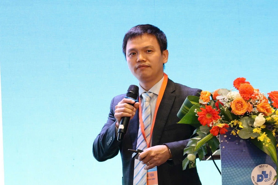 TS.BS Vũ Huy Lượng, Trưởng khoa Laser v&agrave; Săn s&oacute;c da, Bệnh viện Da liễu Trung ương chia sẻ tại Hội nghị Da liễu Thẩm mỹ to&agrave;n quốc lần IX đang diễn ra ở Phường Mũi N&eacute;, tỉnh l&acirc;m Đồng.