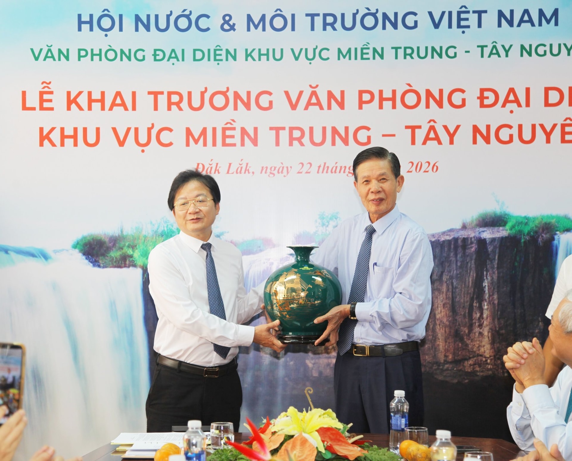 Ông Chu Phạm Ngọc Hiển - Chủ tịch Hội Nước và Môi trường Việt Nam tặng quà lưu niệm cho Văn phòng đại diện Hội Nước và Môi trường Việt Nam tại khu vực miền Trung - Tây Nguyên nhân dịp khai trương Ông Chu Phạm Ngọc Hiển - Chủ tịch Hội Nước và Môi trường Việt Nam tặng quà lưu niệm cho Văn phòng đại diện Hội Nước và Môi trường Việt Nam tại khu vực miền Trung - Tây Nguyên nhân dịp khai trương