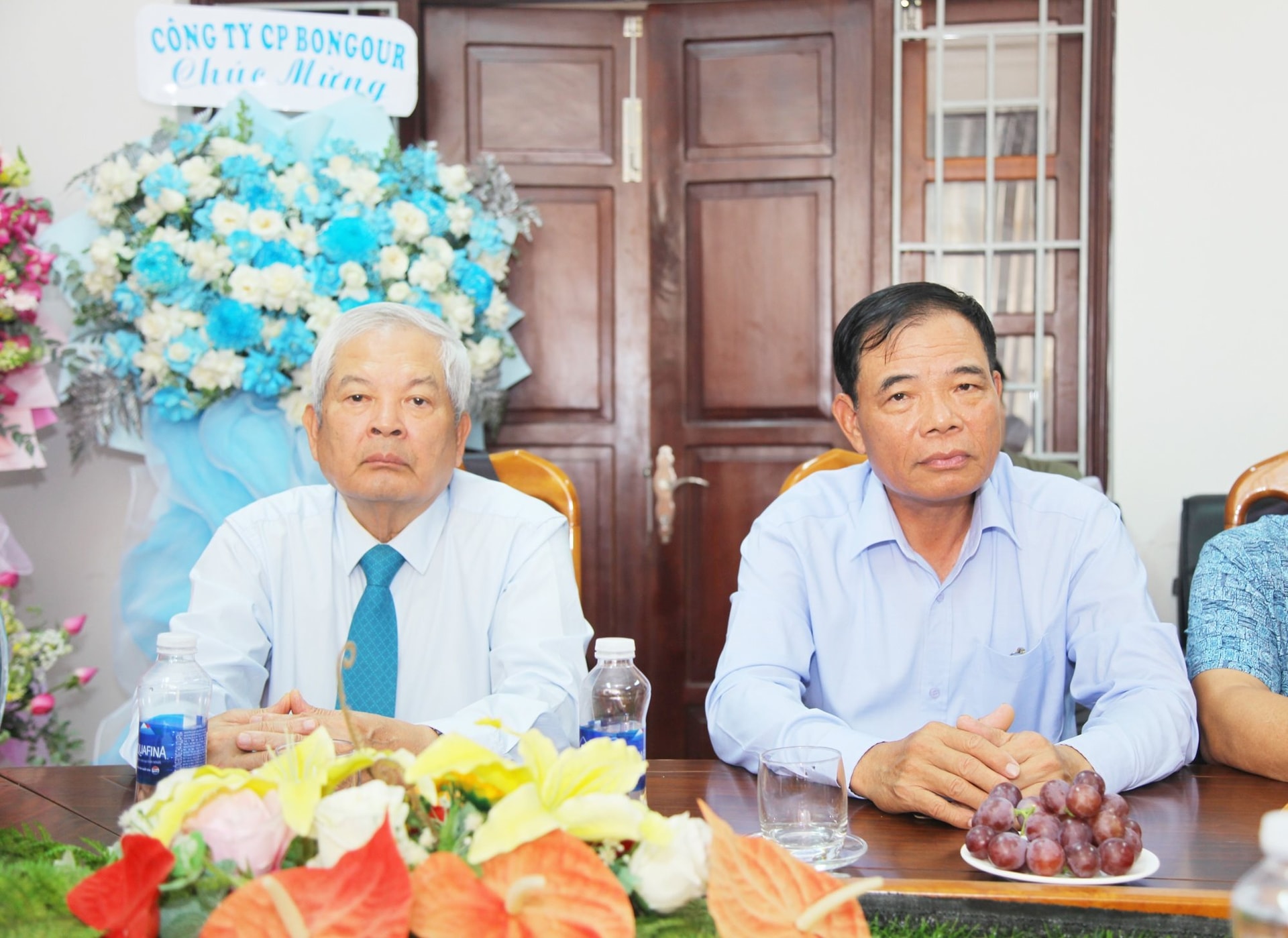 Ông Phạm Khôi Nguyên – Chuyên gia Tài nguyên và Môi trường, nguyên Bộ trưởng Bộ Tài nguyên và Môi trường (bên trái); ông Nguyễn Xuân Cường – Chuyên gia Nông nghiệp, nguyên Bộ trưởng Bộ Nông nghiệp và Phát triển nông thôn (bên phải) tham dự Lễ khai trương văn phòng Ông Phạm Khôi Nguyên – Chuyên gia Tài nguyên và Môi trường, nguyên Bộ trưởng Bộ Tài nguyên và Môi trường (bên trái); ông Nguyễn Xuân Cường – Chuyên gia Nông nghiệp, nguyên Bộ trưởng Bộ Nông nghiệp và Phát triển nông thôn (bên phải) tham dự Lễ khai trương văn phòng