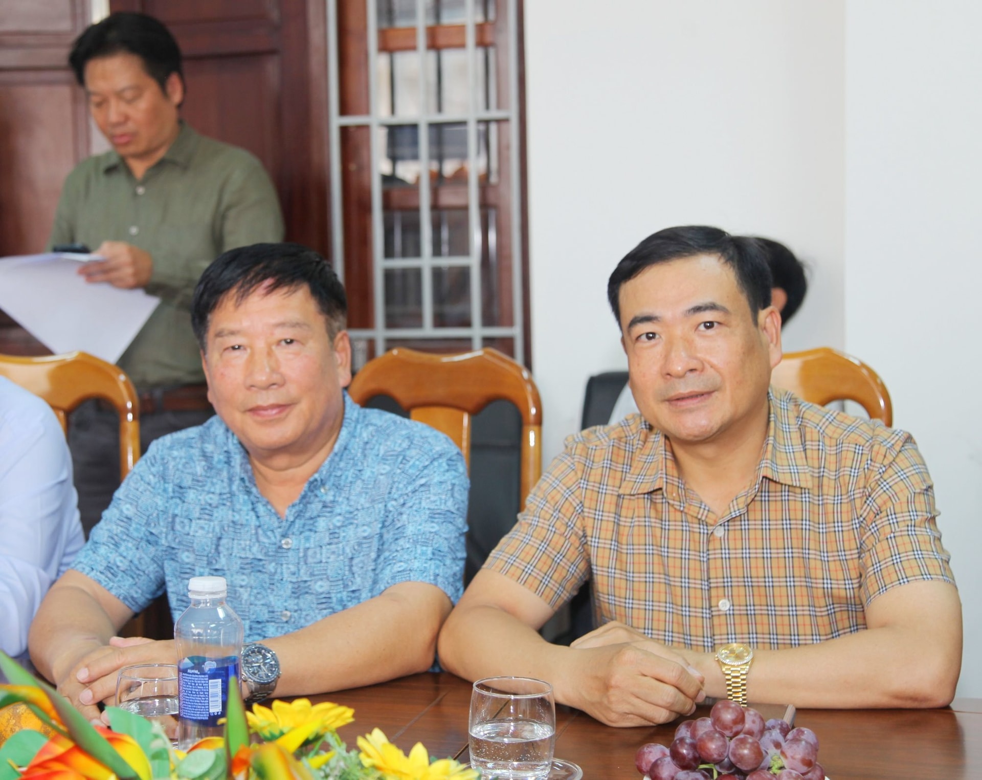 Ông Nguyễn Thái Lai – Chuyên gia Tài nguyên nước, nguyên Thứ trưởng Bộ Tài nguyên và Môi trường (bên trái), ông Nguyễn Văn Toàn – Phó Chủ tịch Hội Nước và Môi trường Việt Nam, Tổng Biên tập Tạp chí Môi trường và Cuộc sống (bên phải) tại lễ khai trương văn phòng Ông Nguyễn Thái Lai – Chuyên gia Tài nguyên nước, nguyên Thứ trưởng Bộ Tài nguyên và Môi trường (bên trái), ông Nguyễn Văn Toàn – Phó Chủ tịch Hội Nước và Môi trường Việt Nam, Tổng Biên tập Tạp chí Môi trường và Cuộc sống (bên phải) tại lễ khai trương văn phòng
