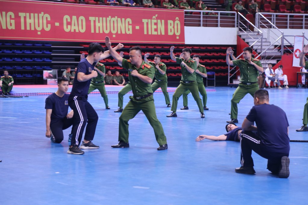 Đội tuyển võ thuật Công an Quảng Ninh ghi dấu ấn với màn biểu diễn chính xác, tinh thần nghiêm túc, quyết tâm cao Đội tuyển võ thuật Công an Quảng Ninh ghi dấu ấn với màn biểu diễn chính xác, tinh thần nghiêm túc, quyết tâm cao