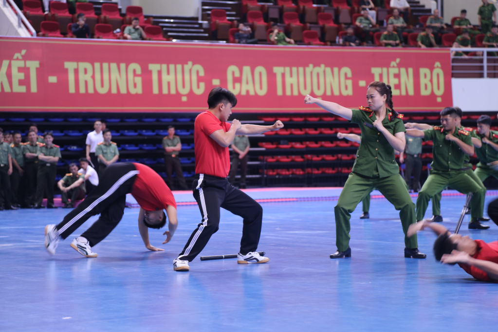 Bài quyền phân thế của các chiến sĩ đoàn Công an Tuyên Quang Bài quyền phân thế của các chiến sĩ đoàn Công an Tuyên Quang
