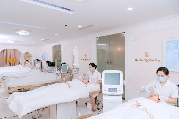 Khách hàng trải nghiệm dịch vụ tại Viện thẩm mỹ Xuân Hương. (Ảnh: Danh Hoàng) Khách hàng trải nghiệm dịch vụ tại Viện thẩm mỹ Xuân Hương. (Ảnh: Danh Hoàng)