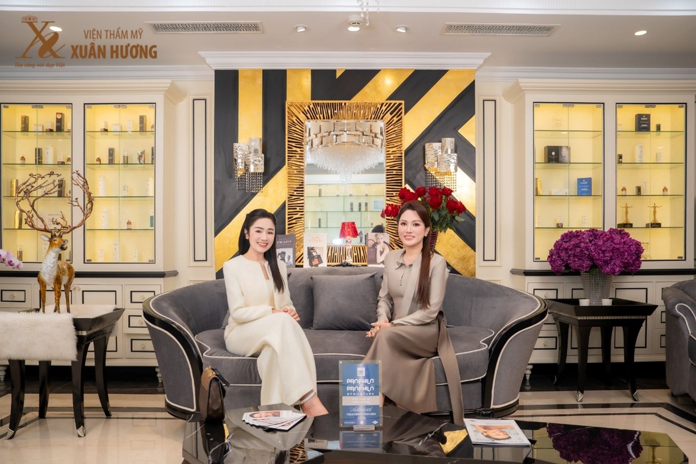 NSND Thu Hà (trái) và chủ tịch Đặng Thị Xuân Hương (phải). (Ảnh: Danh Hoàng) NSND Thu Hà (trái) và chủ tịch Đặng Thị Xuân Hương (phải). (Ảnh: Danh Hoàng)
