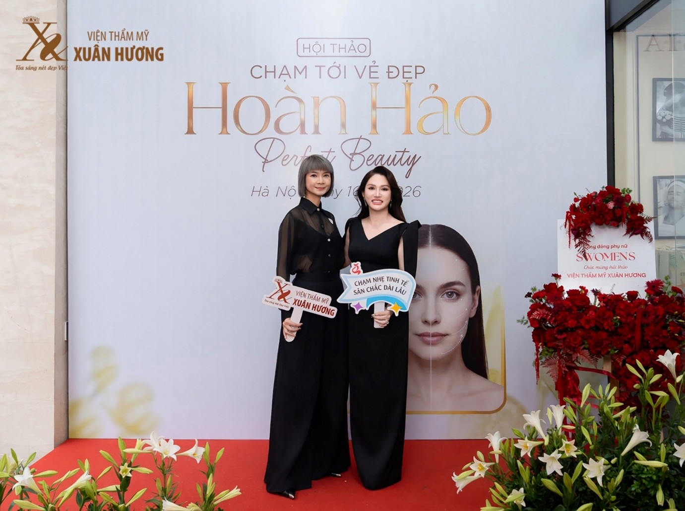 Siêu mẫu Hạ Vy (trái) và Chủ tịch Đặng Thị Xuân Hương (phải). Ảnh: Danh Hoàng Siêu mẫu Hạ Vy (trái) và Chủ tịch Đặng Thị Xuân Hương (phải). Ảnh: Danh Hoàng