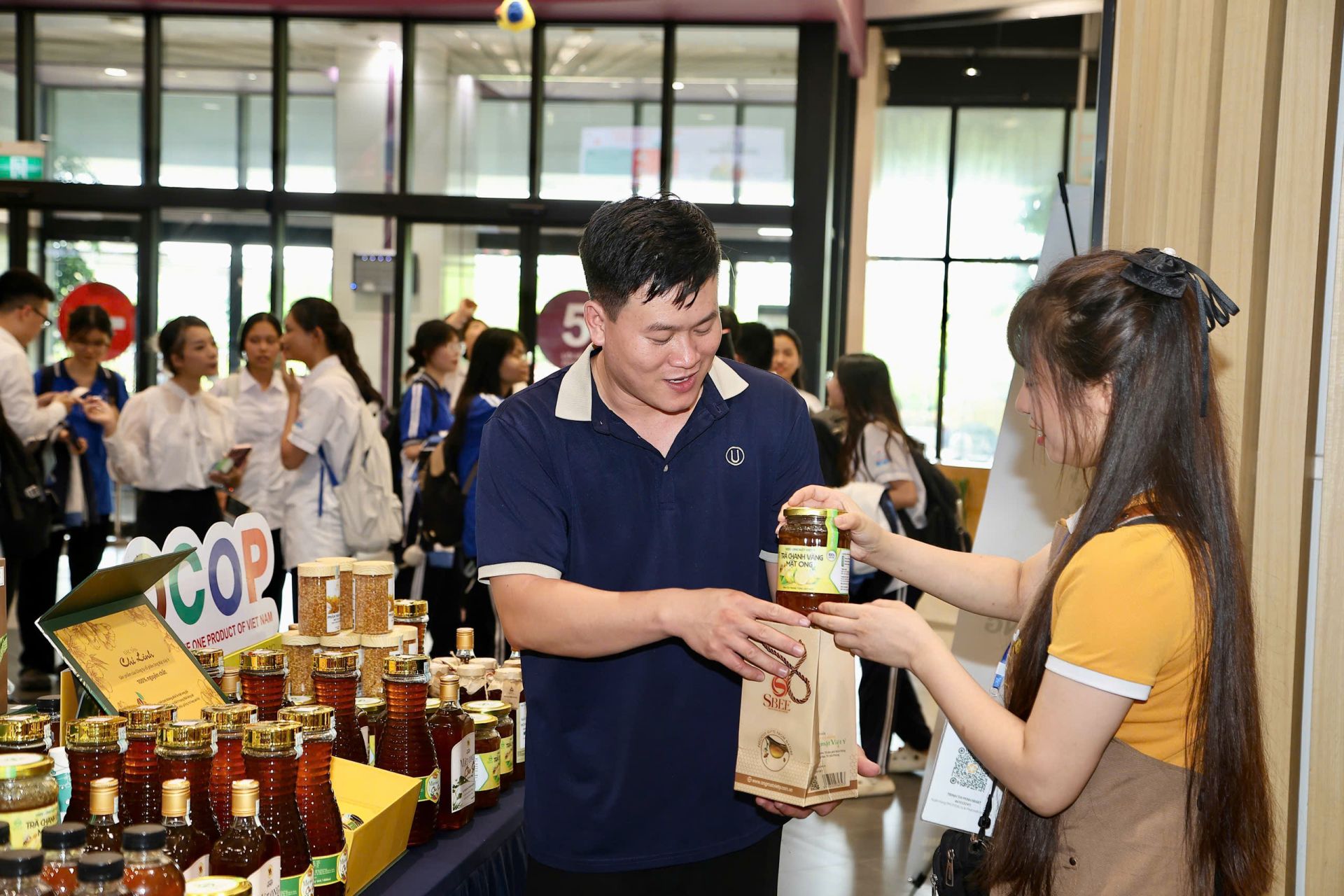 Khu vực thực phẩm chế biến, đặc sản vùng biển và sản phẩm ẩm thực đặc trưng Hải Phòng. Khu vực thực phẩm chế biến, đặc sản vùng biển và sản phẩm ẩm thực đặc trưng Hải Phòng.
