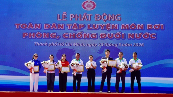 Bà Trần Thị Thu Hiền, Phó Giám đốc Sở Văn hóa và Thể thao TPHCM cảm ơn các đơn vị tài trợ và đồng hành. Bà Trần Thị Thu Hiền, Phó Giám đốc Sở Văn hóa và Thể thao TPHCM cảm ơn các đơn vị tài trợ và đồng hành.